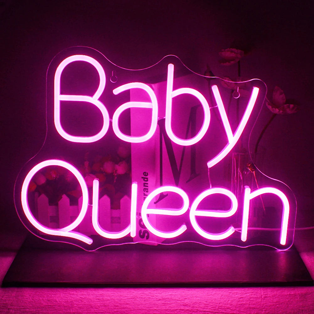 Een levendig LED-neonbord met de tekst "Baby Queen" in een opvallend scriptlettertype.