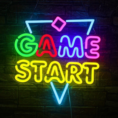 Op de afbeelding is een levendig "Game Start" LED-neonbord te zien, dat een helder, elektrisch blauw licht uitstraalt.