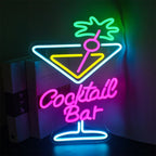 De afbeelding toont een levendig LED-neonbord, ontworpen voor een cocktailbar.