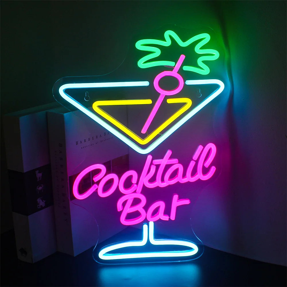 De afbeelding toont een levendig LED-neonbord, ontworpen voor een cocktailbar.
