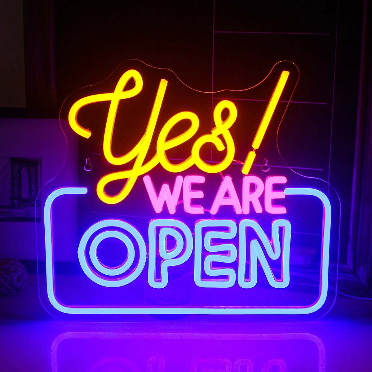 Op de afbeelding staat een opvallend LED-neonbord met het woord 'Open' in een opvallend lettertype.