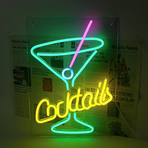Op de afbeelding is een opvallend groen LED-neonbord te zien in de vorm van een cocktailglas.
