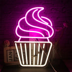 Een levendig LED-neonbord in de vorm van een cupcake, met een wervelend roze glazuur en een klein rood kersje erop.