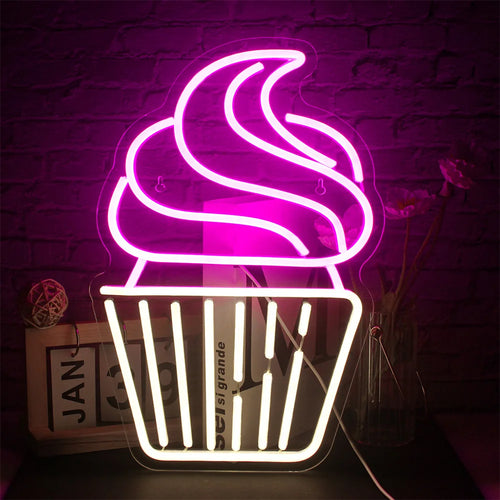Een levendig LED-neonbord in de vorm van een cupcake, met een wervelend roze glazuur en een klein rood kersje erop.