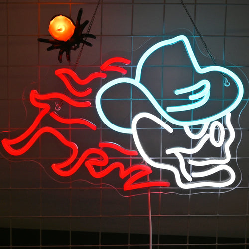 Op de afbeelding staat een opvallend LED-neonbord in de vorm van een schedel met een cowboyhoed.