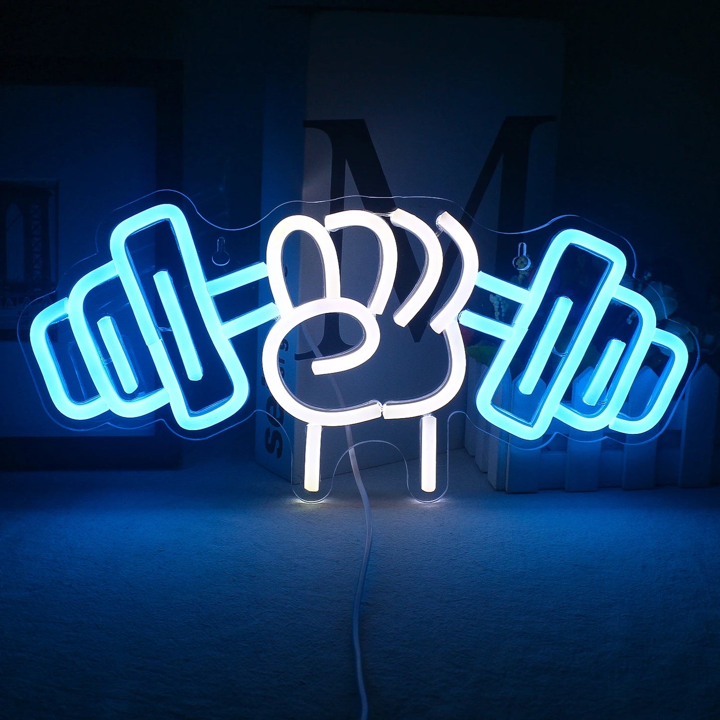 De afbeelding toont een levendig LED-neonbord in de vorm van een haltergewichthefmotief.