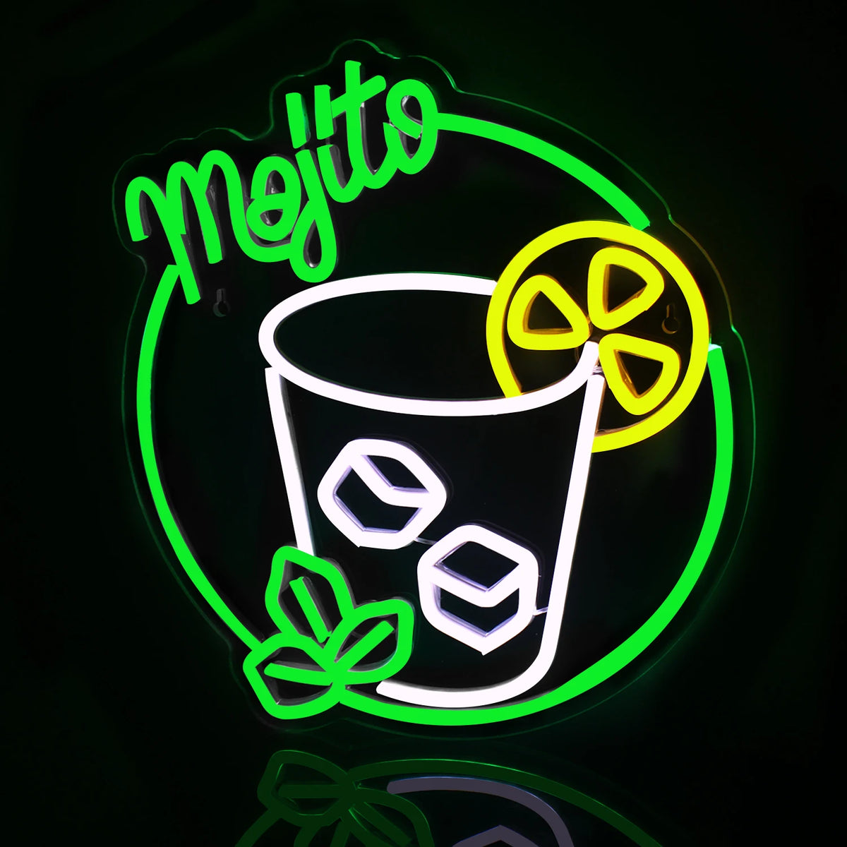 De afbeelding toont een handgemaakt LED-neonbord in de vorm van een klassiek cocktailglas.
