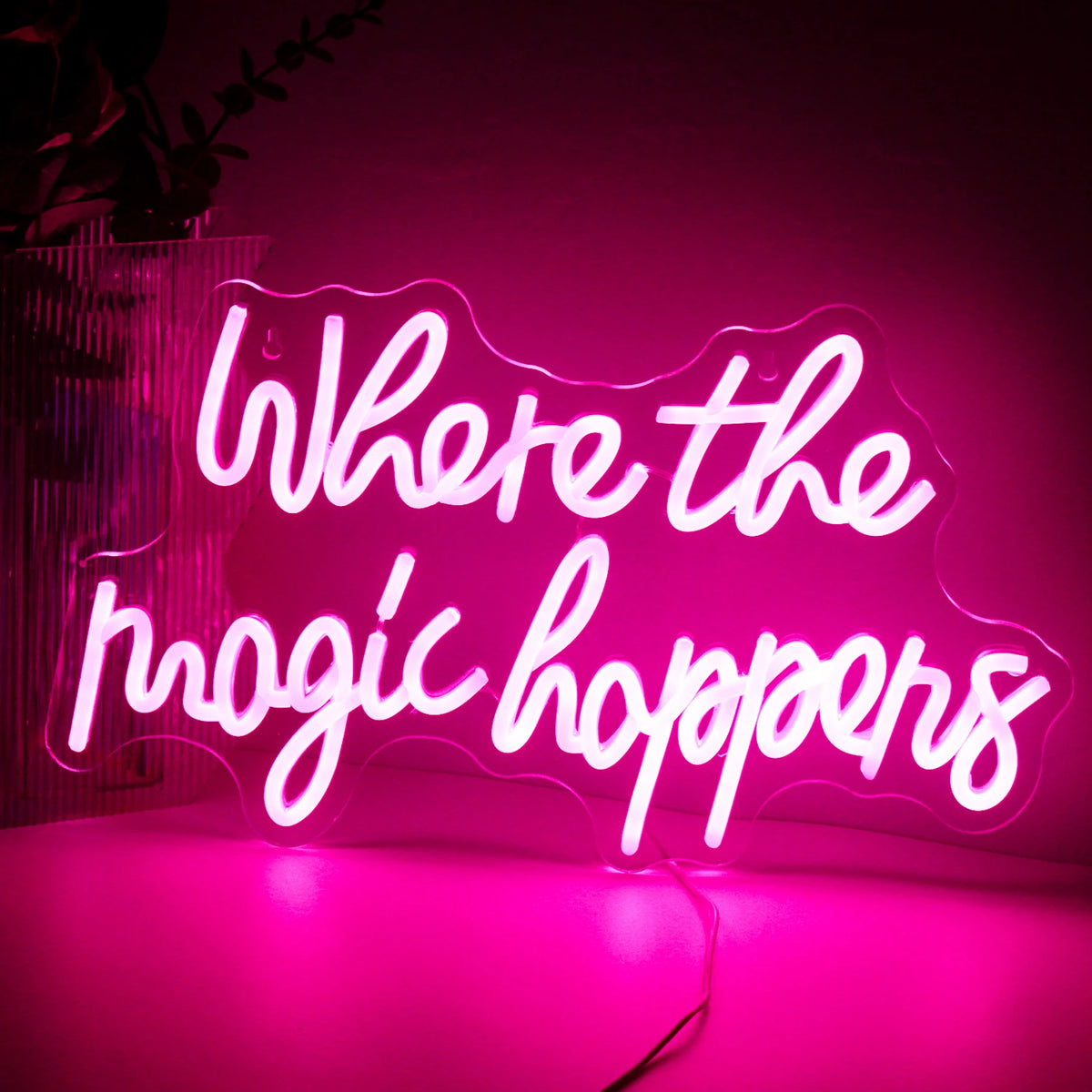 Op de afbeelding staat een levendig led-neonbord met de tekst "Where The Magic Happens" in een elegant, speels scriptlettertype.