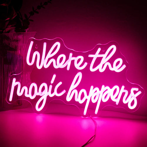 Op de afbeelding staat een levendig led-neonbord met de tekst "Where The Magic Happens" in een elegant, speels scriptlettertype.