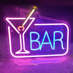 Een levendig LED-neonbord met de tekst "Cocktails Bar" in een stijlvol, cursief lettertype.