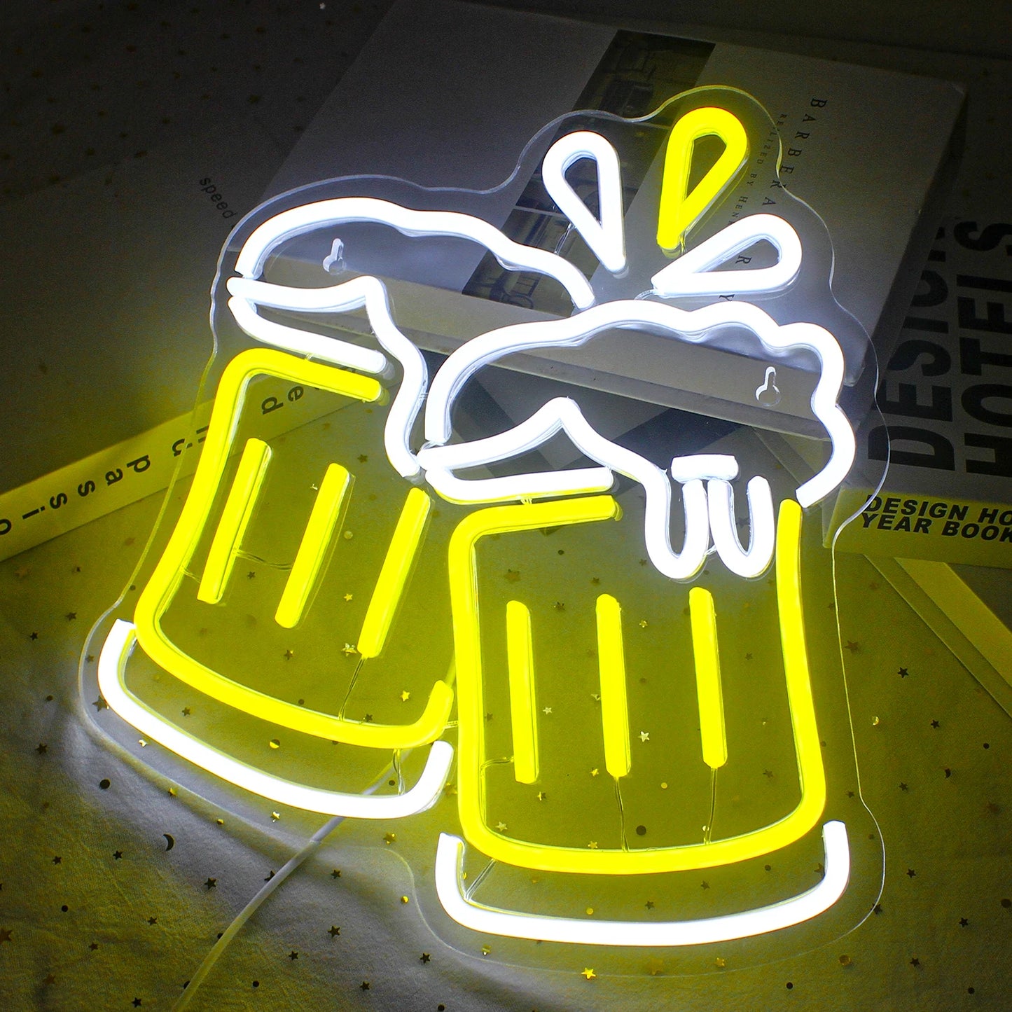 Op de afbeelding staat een levendig handgemaakt LED-neonbord met de tekst "Beer Cheers" in felle, oplichtende letters.