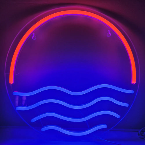 De afbeelding toont een opvallend en levendig LED-neonbord met een schitterende zonsondergang boven de zee.