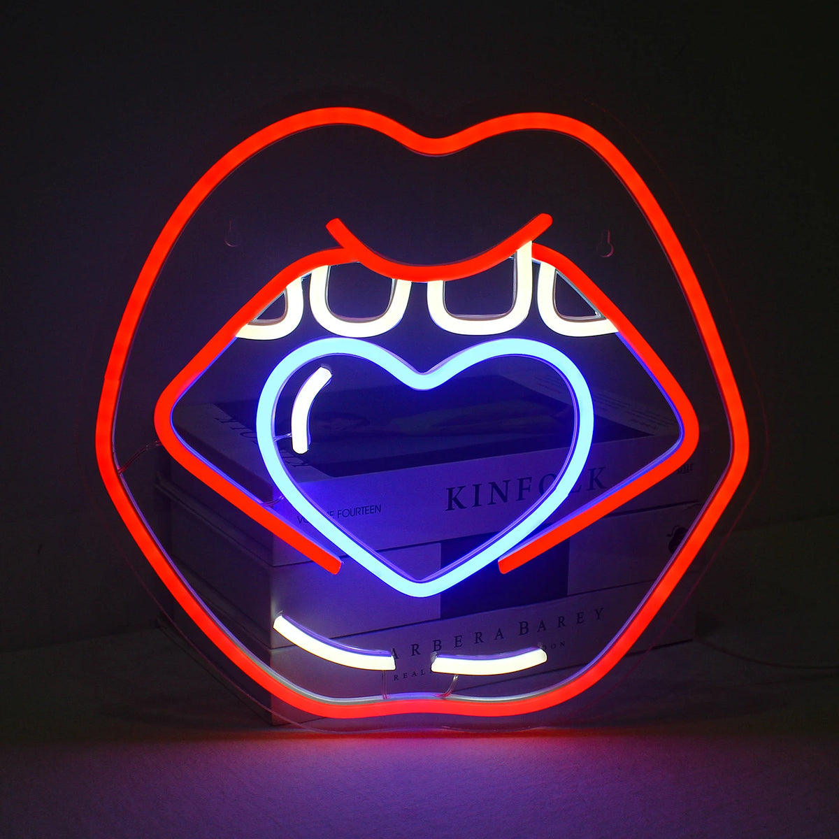 "Caring Lips LED-neonbord - Een betaalbaar bord met een omtrek van volle, getuite lippen in levendige roze tinten.