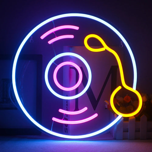 De afbeelding toont een levendig LED-neonreclamebord in de vorm van een klassieke vinylplaat.
