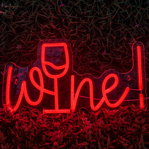 Een levendig LED-neonbord in een rijke bordeauxrode tint met het woord 'Wijn' in een elegant, vloeiend schrift.