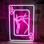 Op de afbeelding staat een led-neonreclame met een gestileerde weergave van een vrouw, samengesteld uit elementen van speelkaarten.