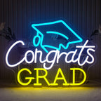 Een felverlicht neonbord met de tekst "Congrats Grad" in een strak, modern lettertype.