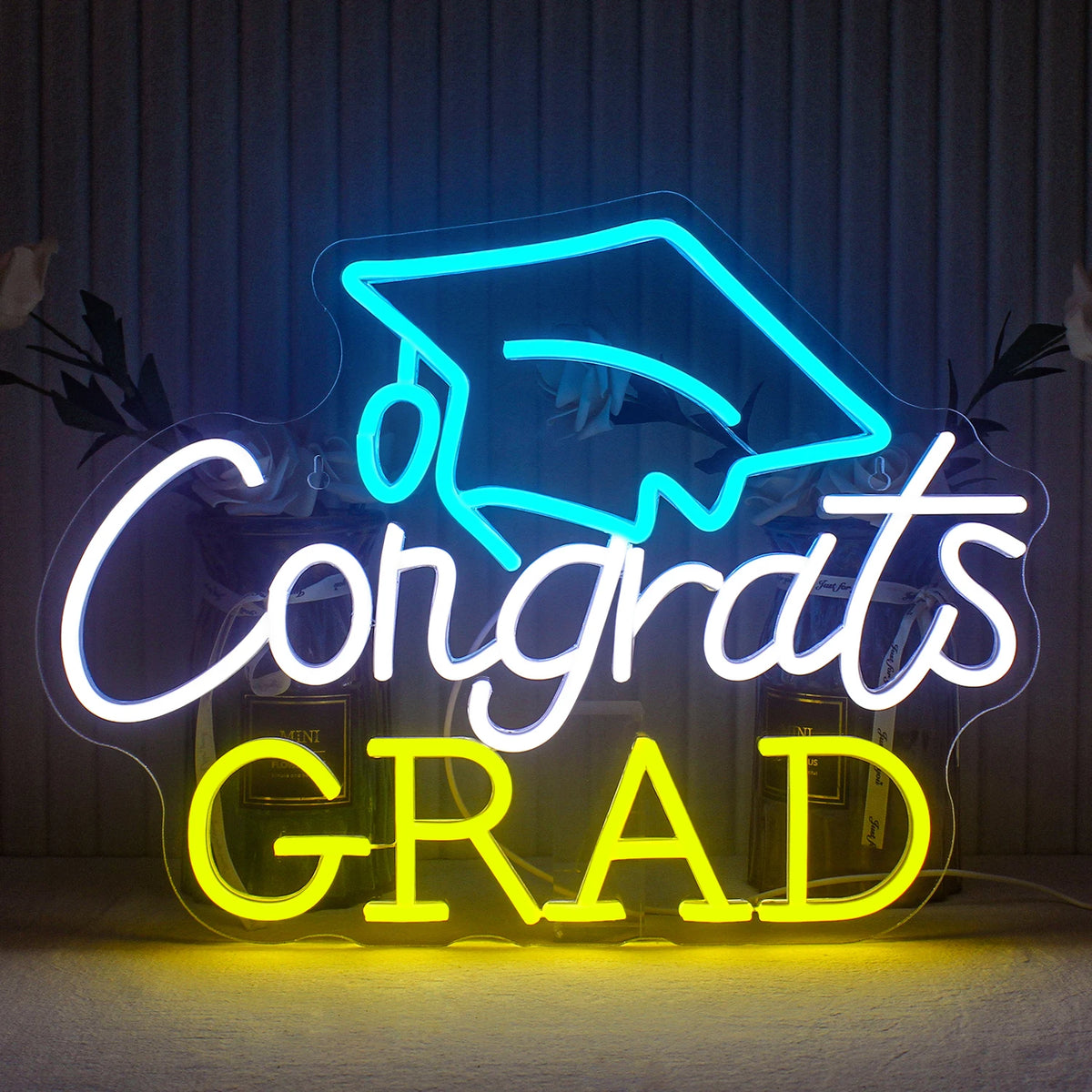 Een felverlicht neonbord met de tekst "Congrats Grad" in een strak, modern lettertype.
