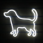 Een levendig LED-neonbord in de vorm van een klein, speels hondje.