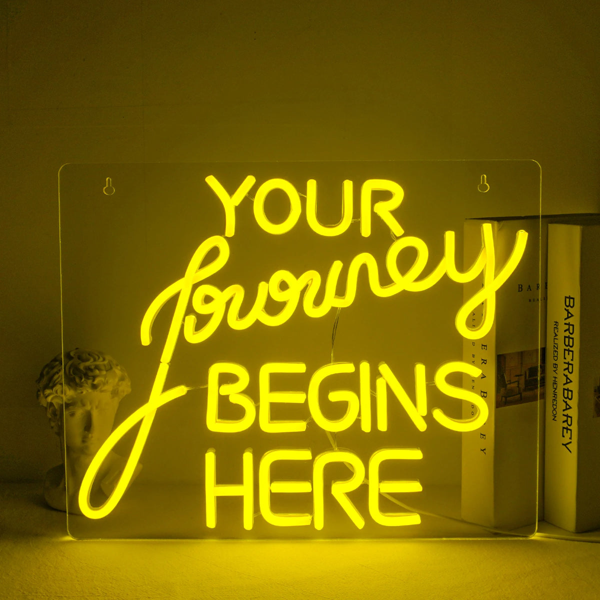 Een handgemaakt LED-neonbord met de tekst 'Journey Begin' in een vloeiend lettertype.