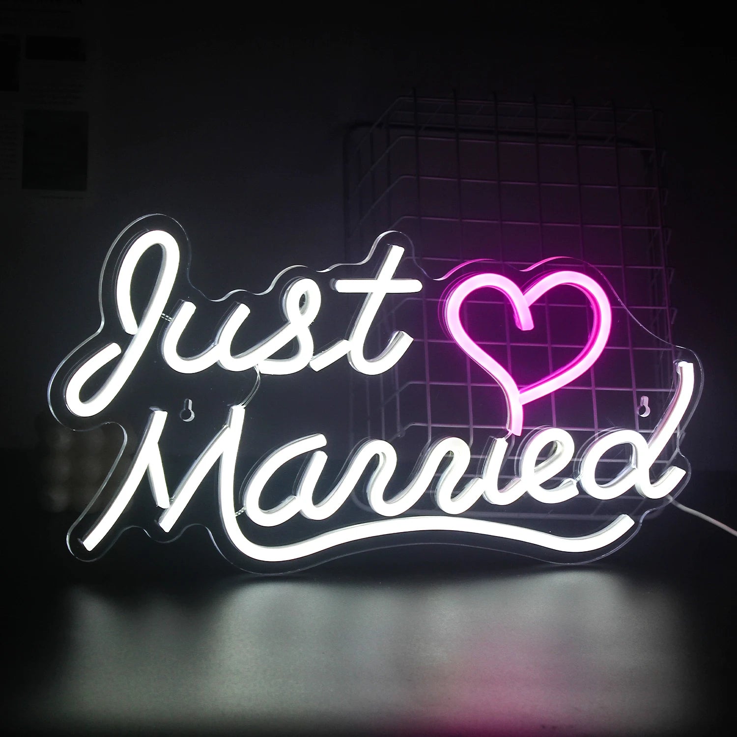 Op de afbeelding is een levendig "Just Married" LED-neonbord te zien.