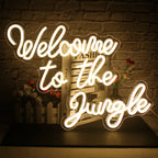 Een levendig LED-neonbord met de tekst "Welcome to the Jungle" in opvallende, stijlvolle letters.