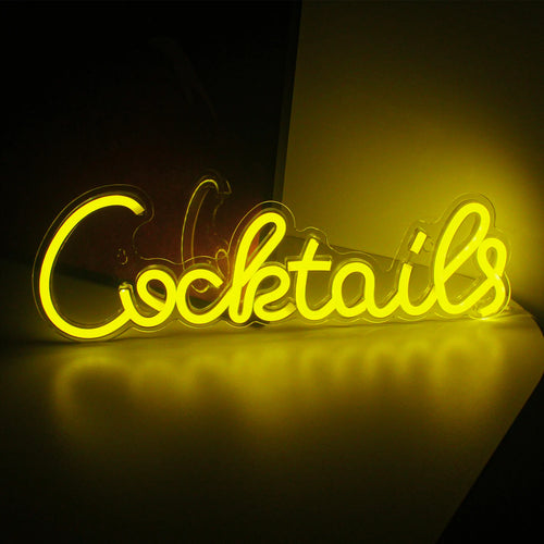 Een levendig LED-neonbord in de vorm van een klassiek cocktailglas, met een gloeiende combinatie van roze en blauwe lampjes.