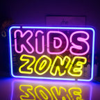 Op de afbeelding staat een opvallend LED-neonbord met de tekst "Kids Zone" in een speels, kleurrijk lettertype.