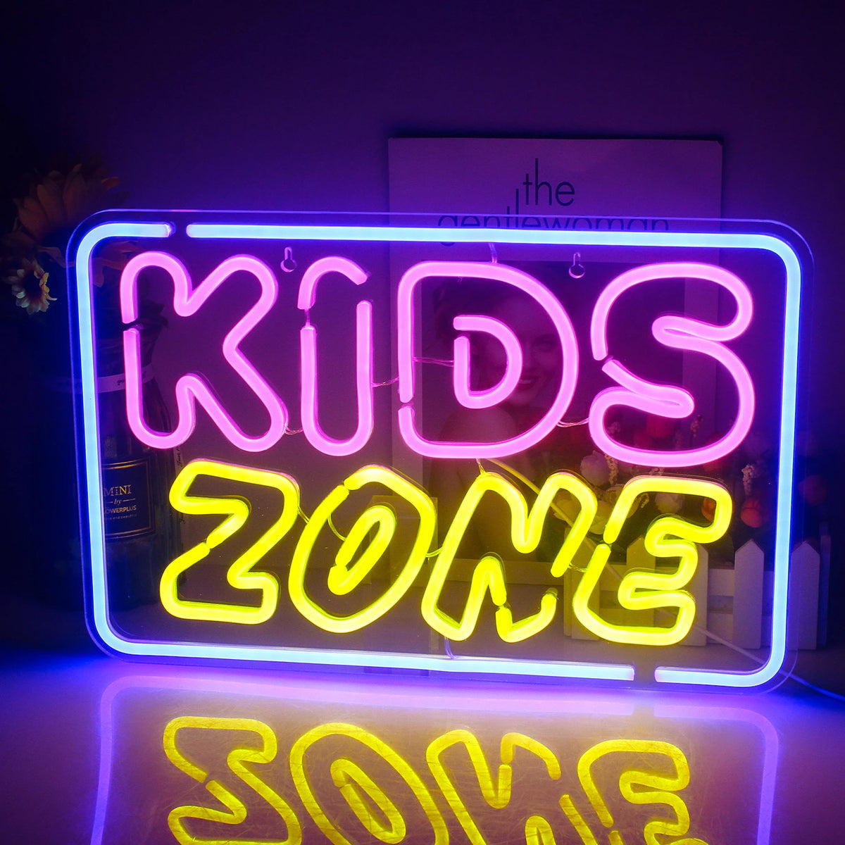 Op de afbeelding staat een opvallend LED-neonbord met de tekst "Kids Zone" in een speels, kleurrijk lettertype.