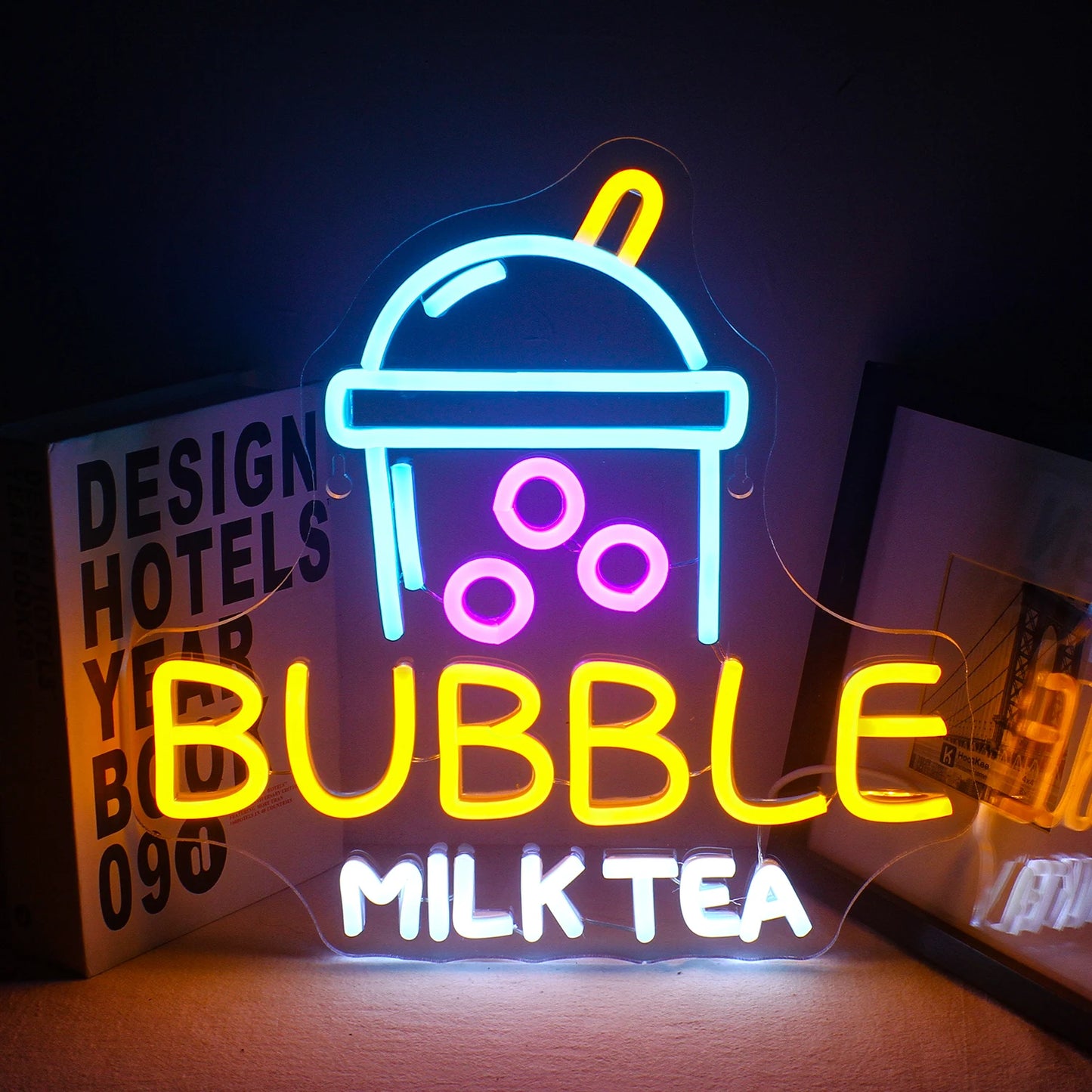 Op de afbeelding is een opvallend LED-neonreclamebord te zien in de vorm van een bubbelmelktheekopje.