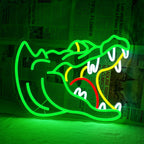 Op de afbeelding staat een opvallend LED-neonbord in de vorm van een alligator.