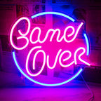 Op de afbeelding is een "Game Over" LED-neonbord te zien met opvallende, gestileerde letters.