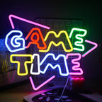 Het "Game Time" LED-neonbord heeft levendige, oplichtende letters in een klassiek scriptlettertype.