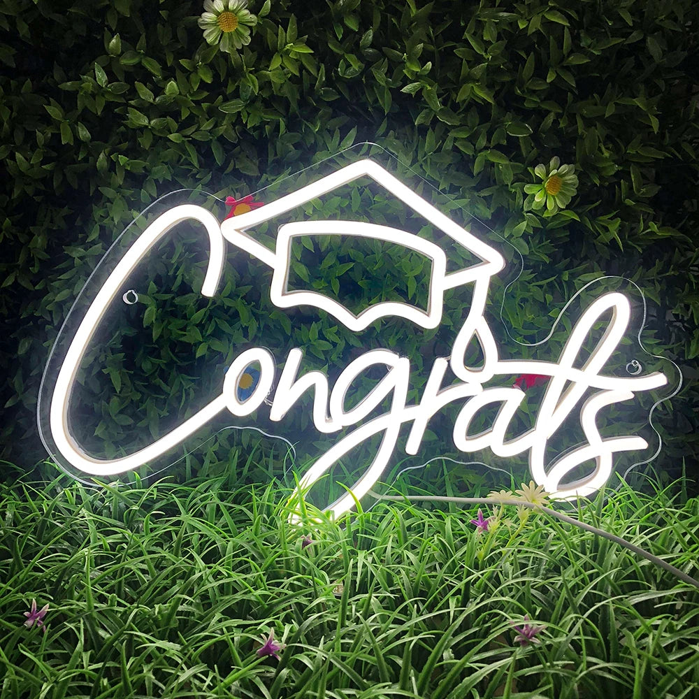 De afbeelding toont een levendig "Congrats" LED-neonbord.