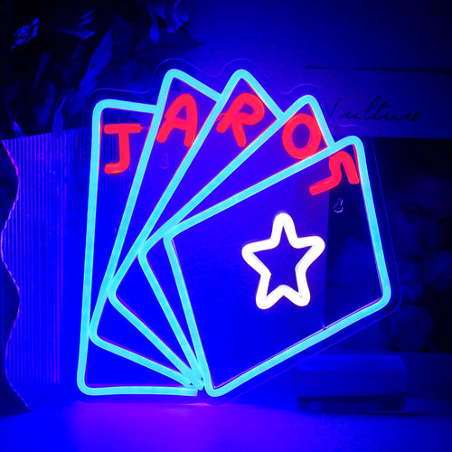 Op de afbeelding staat een levendig LED-neonbord in de vorm van het woord 'Poker'.