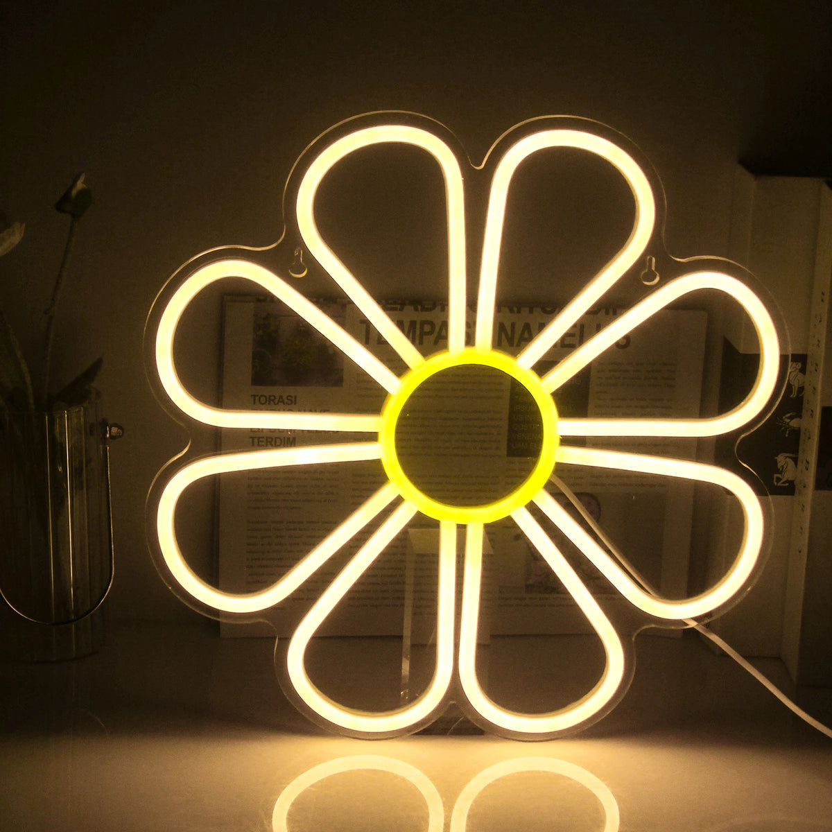 Op de afbeelding is een opvallend LED-neonlicht te zien in de vorm van een bloem.