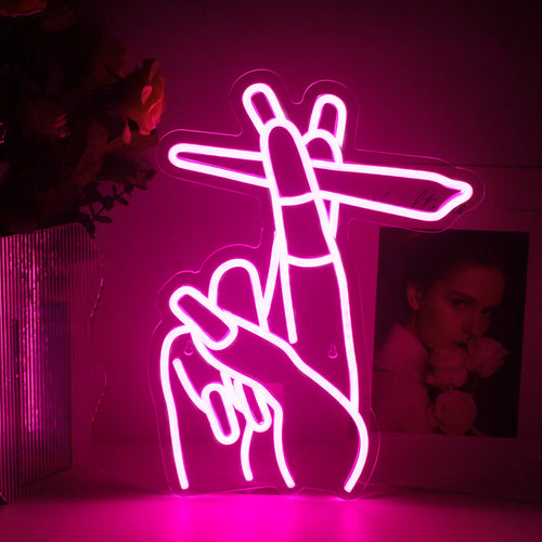 Een LED-neonbord in de vorm van een hand die een vredesgebaar maakt.