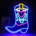 Een levendig LED-neonbord in de vorm van een cowboylaars, dat fel oplicht in warme kleuren.