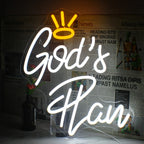 Een levendig LED-neonbord met de tekst "God's Plan" in elegant, cursief schrift.