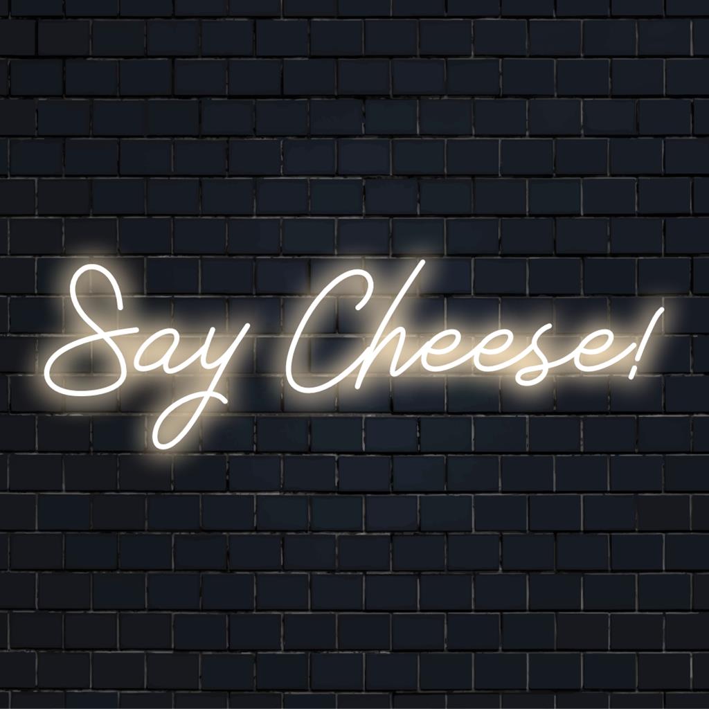 Levendig neonbord met de speelse 'Say Cheese!'-zin; perfect om een ​​persoonlijk LED-accent aan uw interieur toe te voegen.