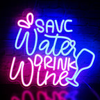 De afbeelding toont een levendig LED-neonbord met de tekst "Save Water Drink Wine" in een stijlvol en speels lettertype.