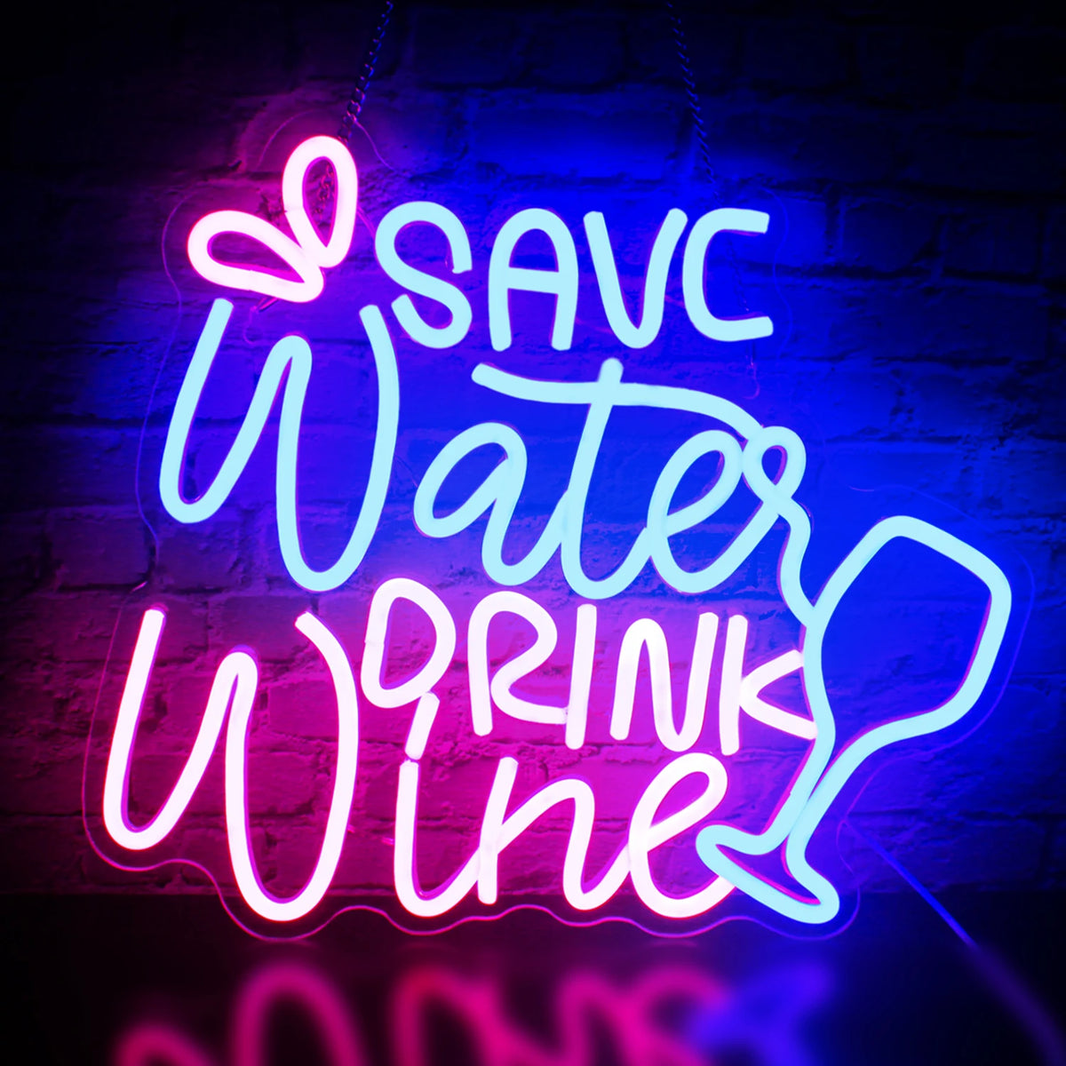 De afbeelding toont een levendig LED-neonbord met de tekst "Save Water Drink Wine" in een stijlvol en speels lettertype.