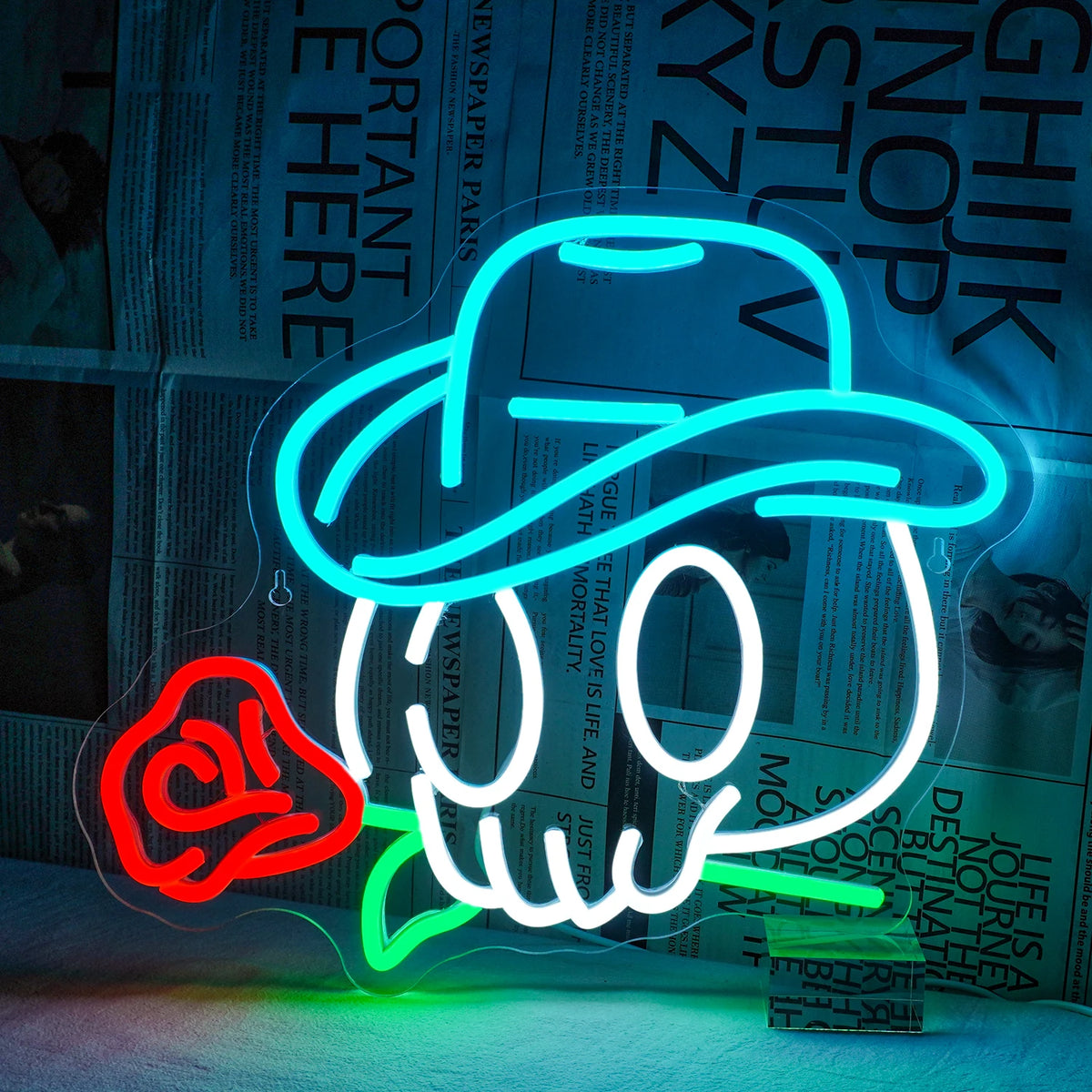 Een verlicht LED-neonbord met een gestileerde cowboyschedel, versierd met een klassieke cowboyhoed.