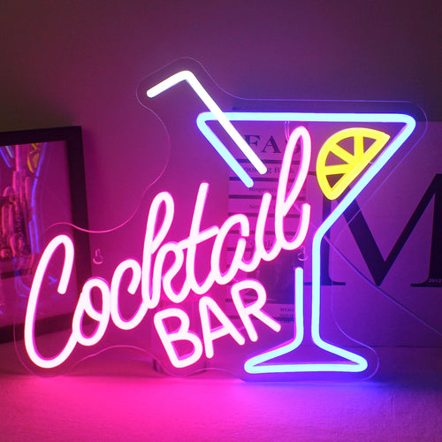 Een levendig LED-neonbord met de tekst 'Cocktail Bar' in een speels, cursief lettertype.