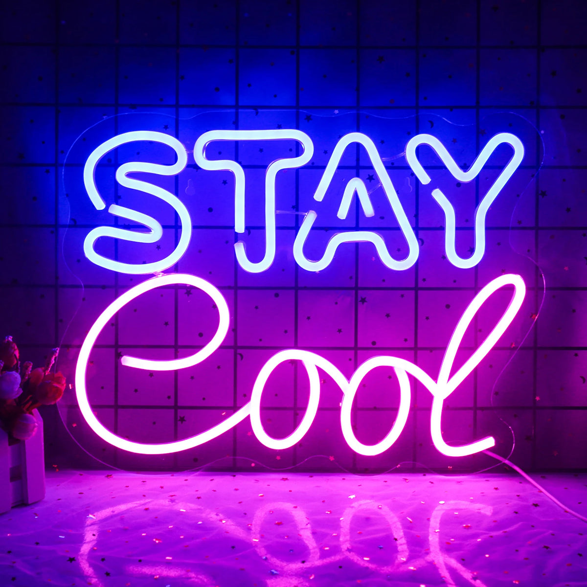 Er wordt een levendig "Stay Cool" LED-neonbord getoond, met opvallende, cursieve letters.