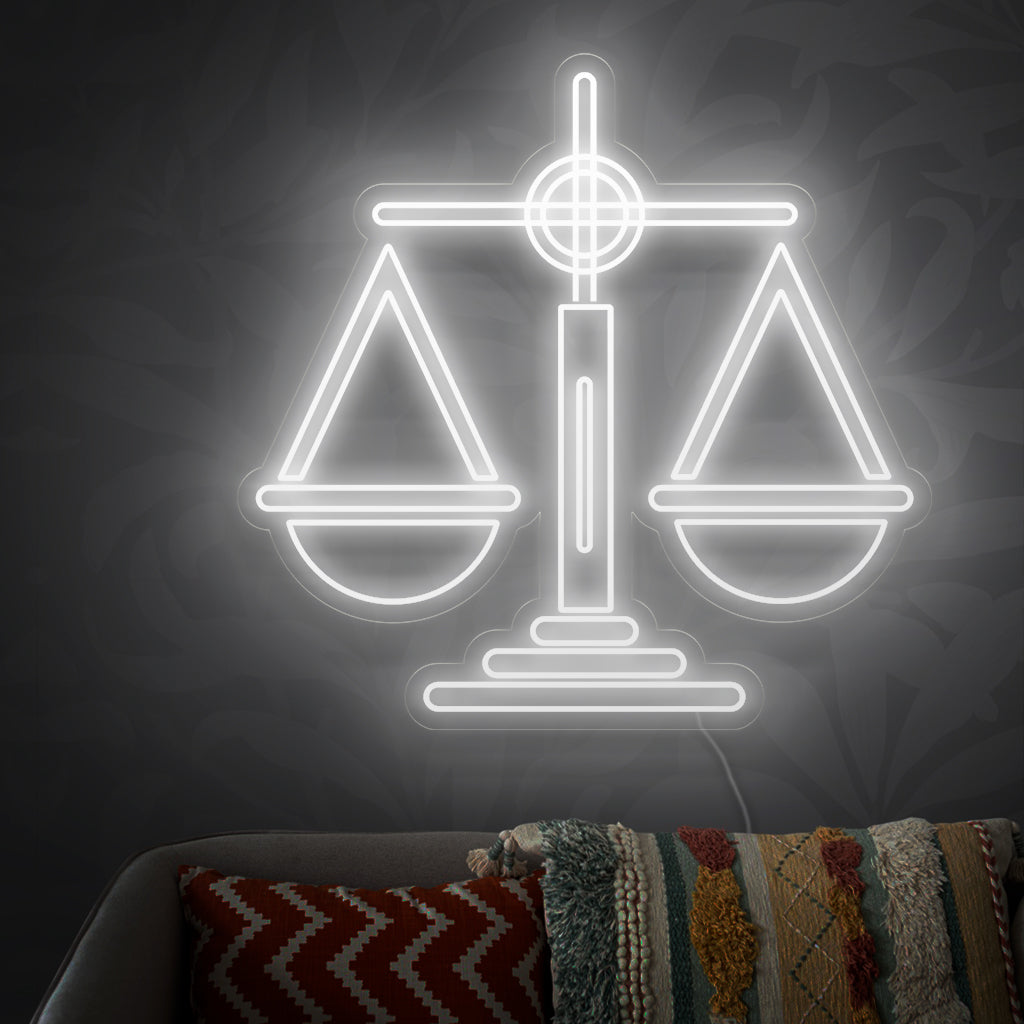 "Scales Neon Sign" symboliseert evenwicht en rechtvaardigheid, zorgt voor een verfijnde en harmonieuze gloed in uw ruimte en voegt een elegante toets toe aan uw interieur.