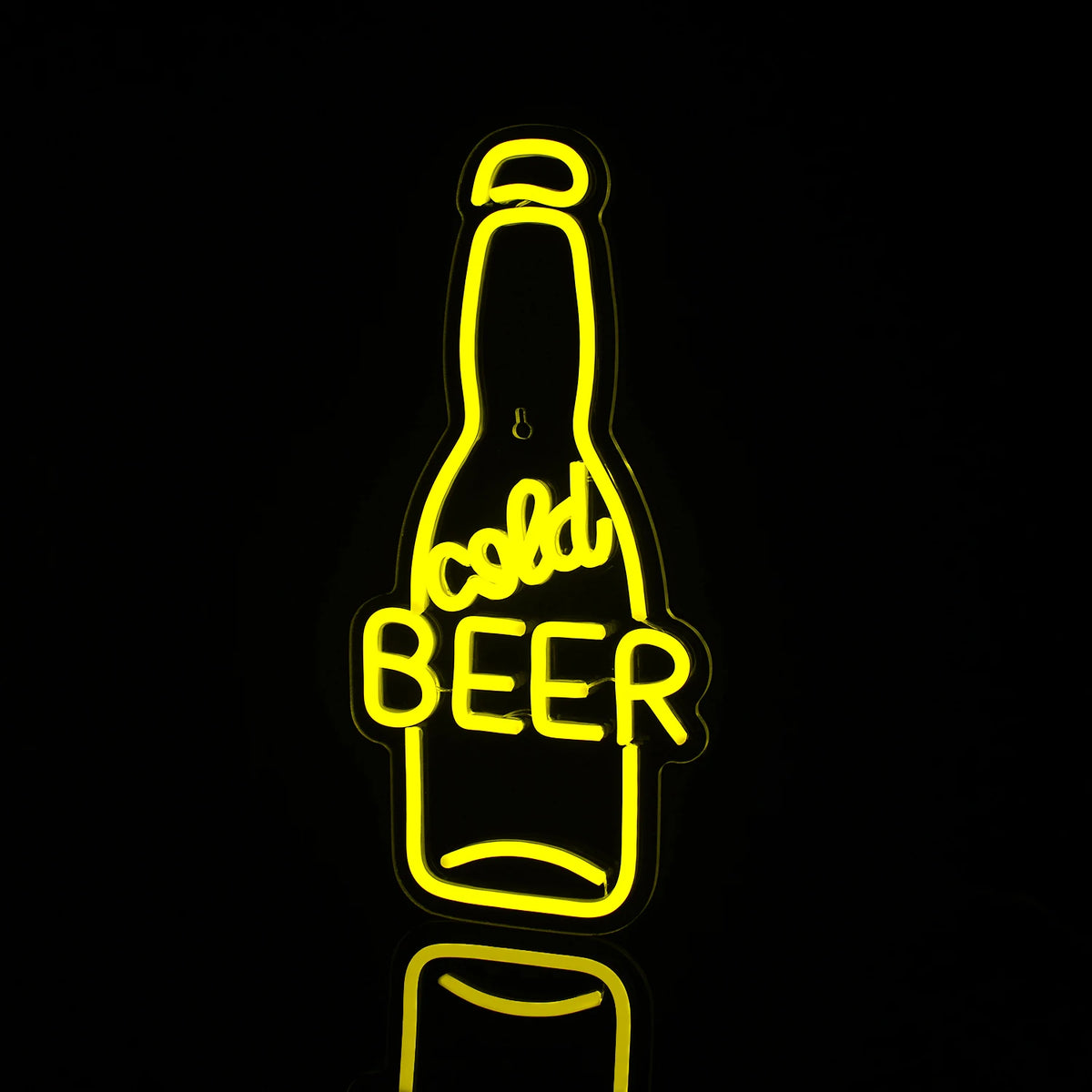 De afbeelding toont een levendig LED-neonreclamebord in de vorm van een bierpul.