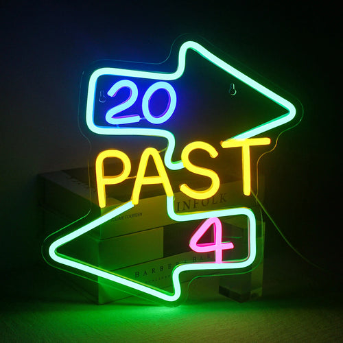 De afbeelding toont een handgemaakt LED-neonbord met de tekst "20 over 4" in een stijlvol, cursief lettertype.