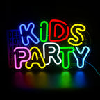 Op de afbeelding ziet u een opvallend LED-neonbord, ontworpen voor een kinderfeestje.