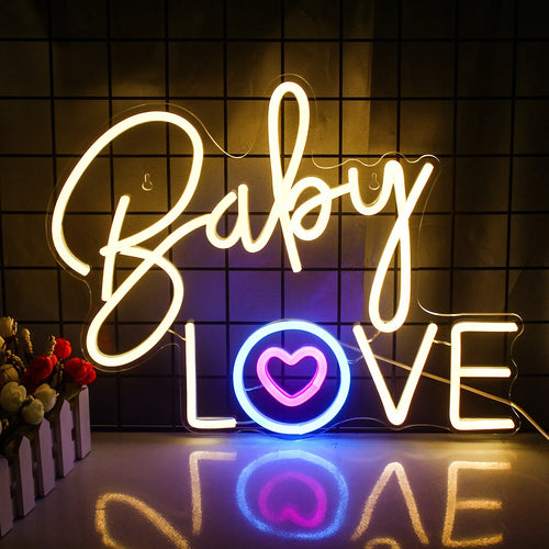 Een opvallend roze neonbord toont de woorden "Baby Love" in een speels, cursief lettertype.
